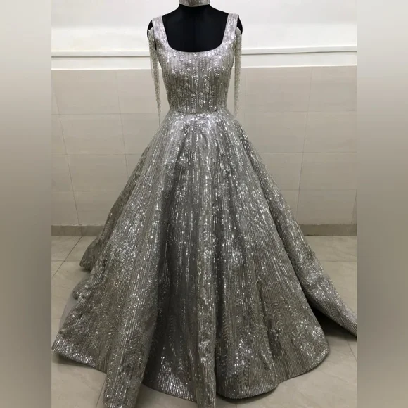 Custom Manish Malhotra Wedding Gown - Picture 5 of 6